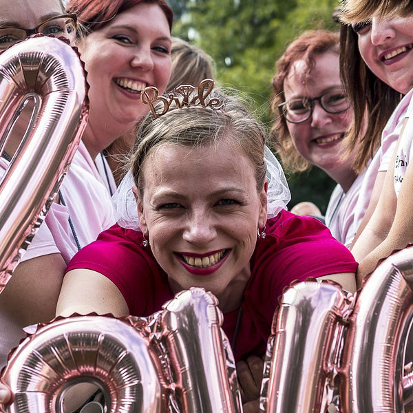 Frauen feiern Ihren Jungesellinnenabschied.